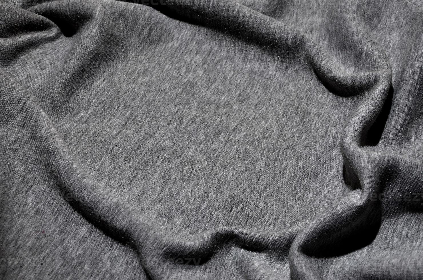 avvicinamento di rumpled riscaldatore e a maglia sport maglia o felpa con cappuccio tessuto strutturato stoffa sfondo con delicato a strisce modello foto