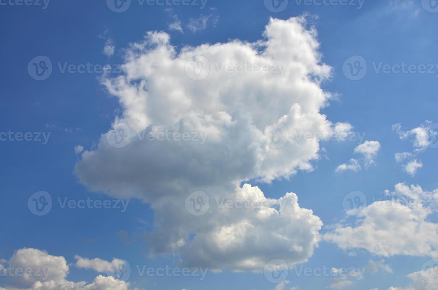 Immagine di chiaro blu cielo e bianca nuvole su giorno tempo per sfondo uso foto