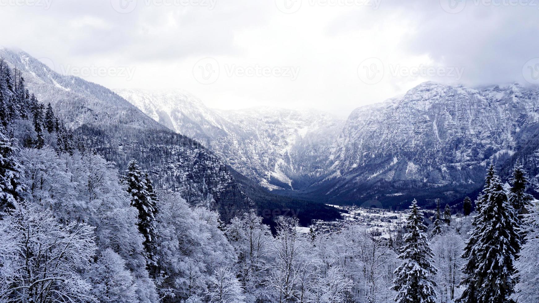 scenario di Hallstatt inverno neve montagna paesaggio valle e lago attraverso il foresta nel altopiano valle conduce per il vecchio sale il mio di Hallstatt, Austria foto