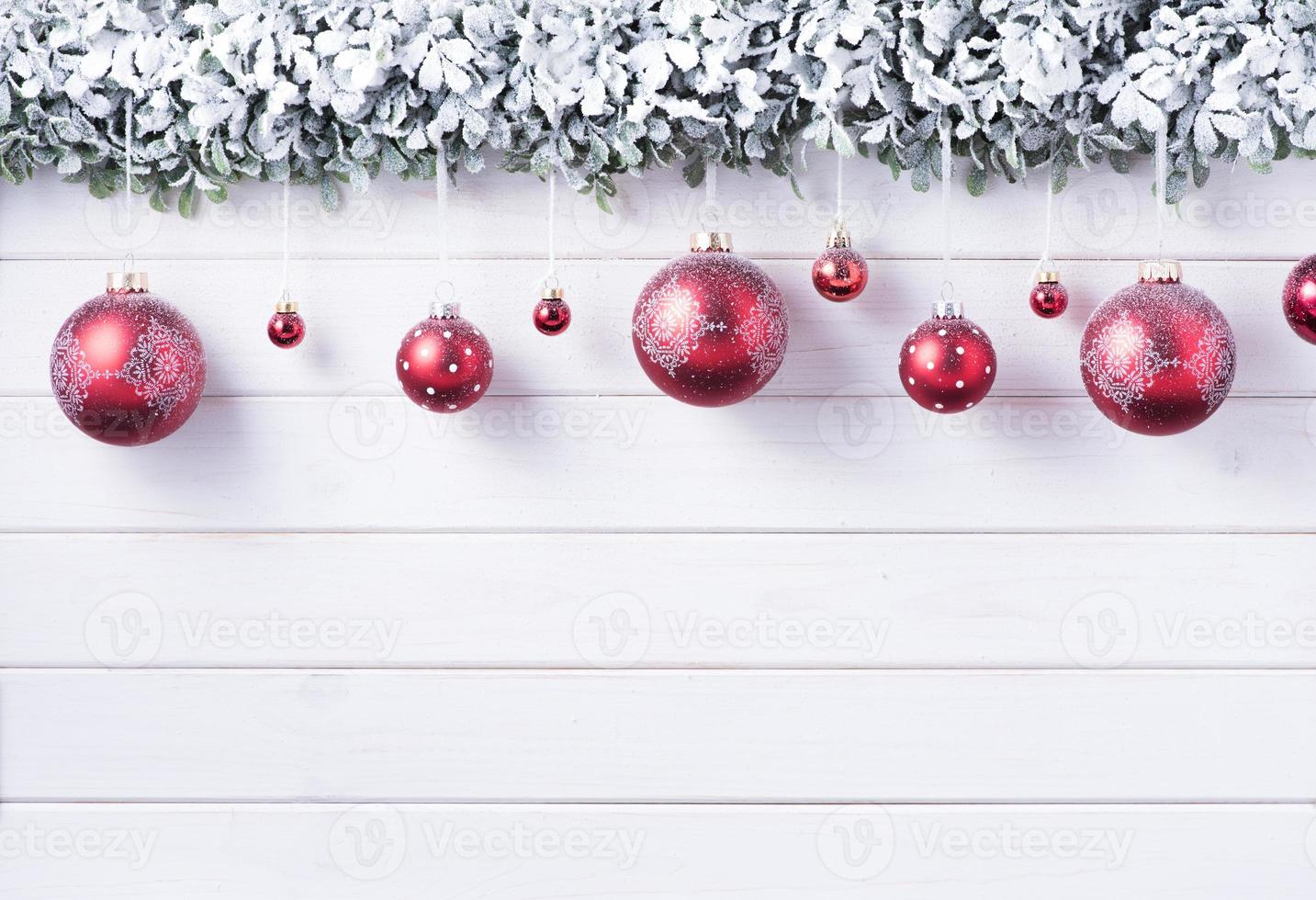 palle palline neve di allegro Natale e contento nuovo anno decorazione per celebrazione su bianca legna sfondo con copia spazio foto