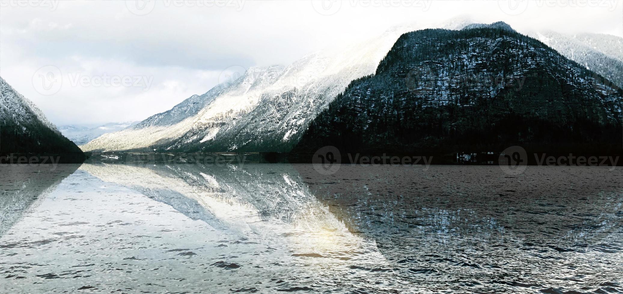 panorama di Hallstatt lago all'aperto con neve montagne con riflessione nel il acqua nel Austria nel austriaco Alpi foto