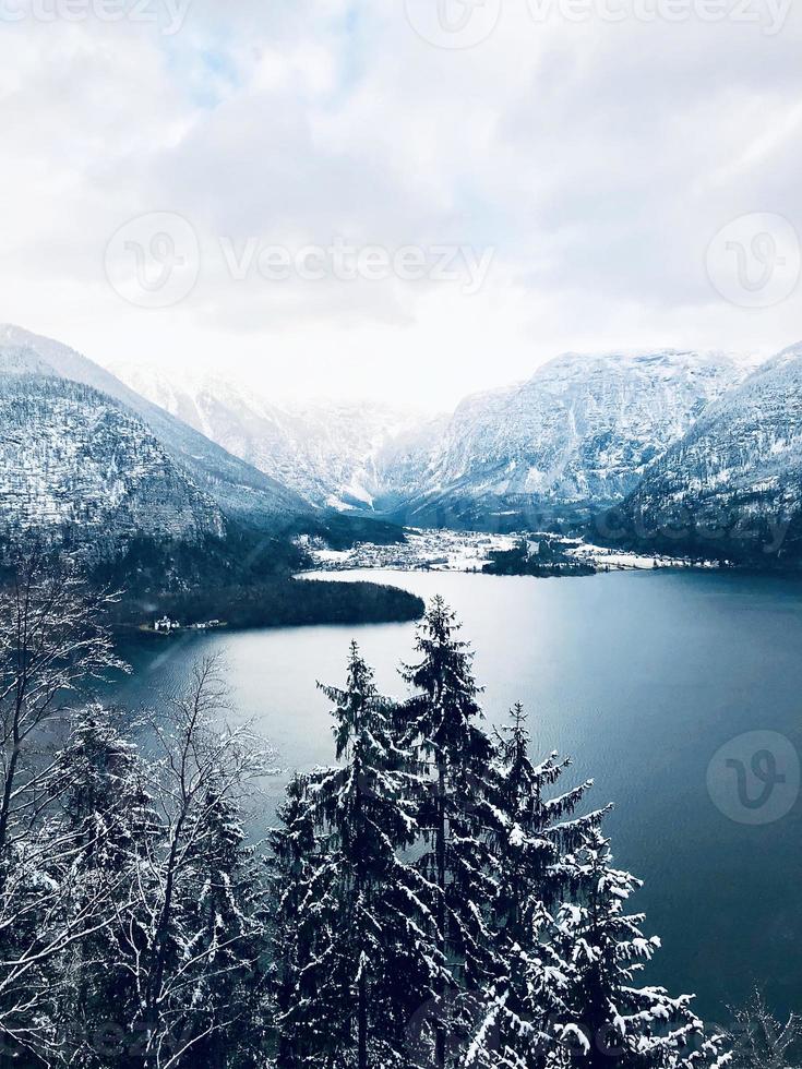 scenario di Hallstatt inverno neve montagna paesaggio valle e lago attraverso il foresta nel altopiano valle conduce per il vecchio sale il mio di Hallstatt, Austria verticale foto