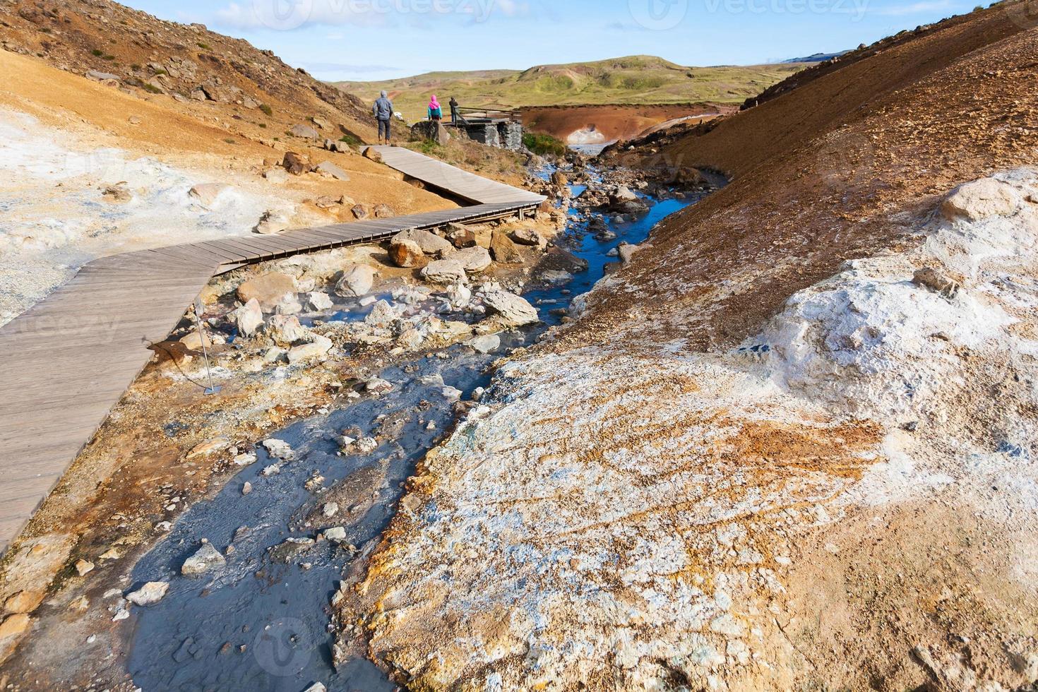 sentiero vicino caldo flusso nel krysuvik la zona, Islanda foto