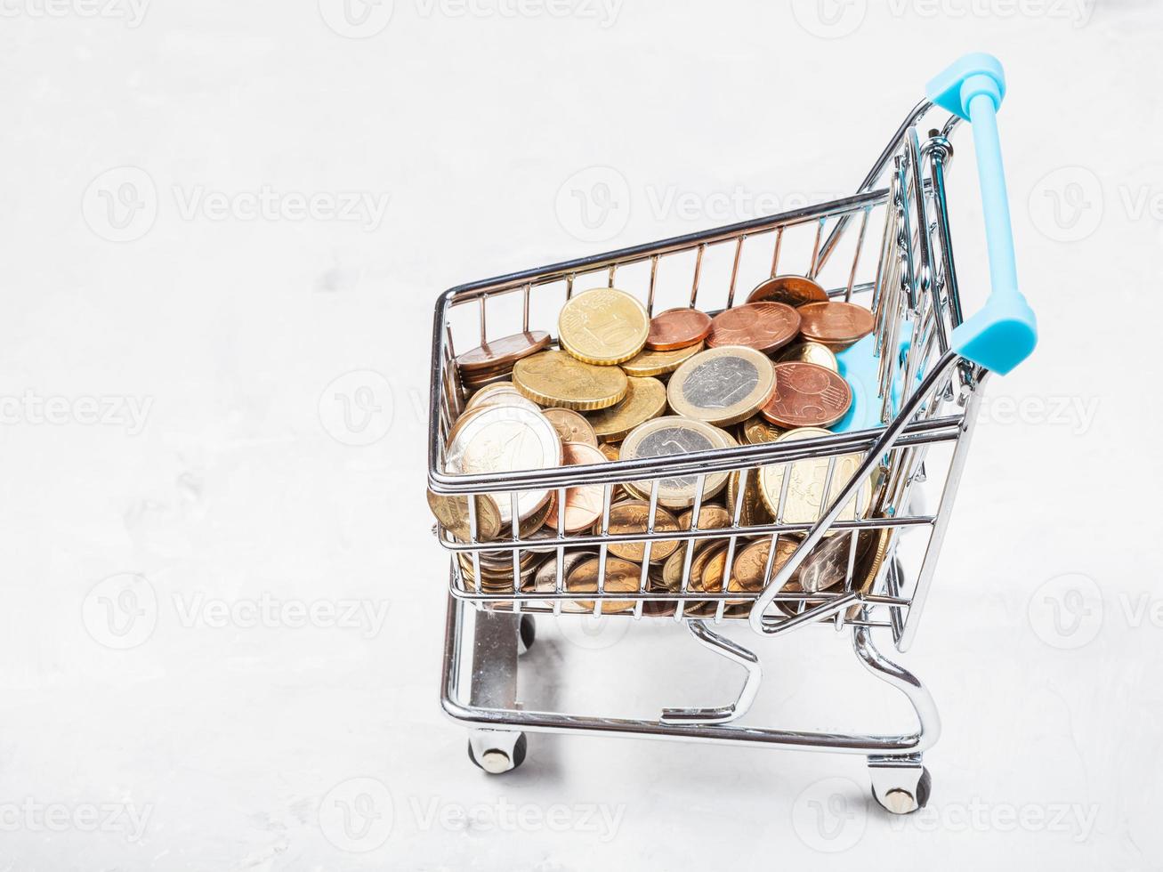 carrozza con Euro monete su calcestruzzo tavola foto