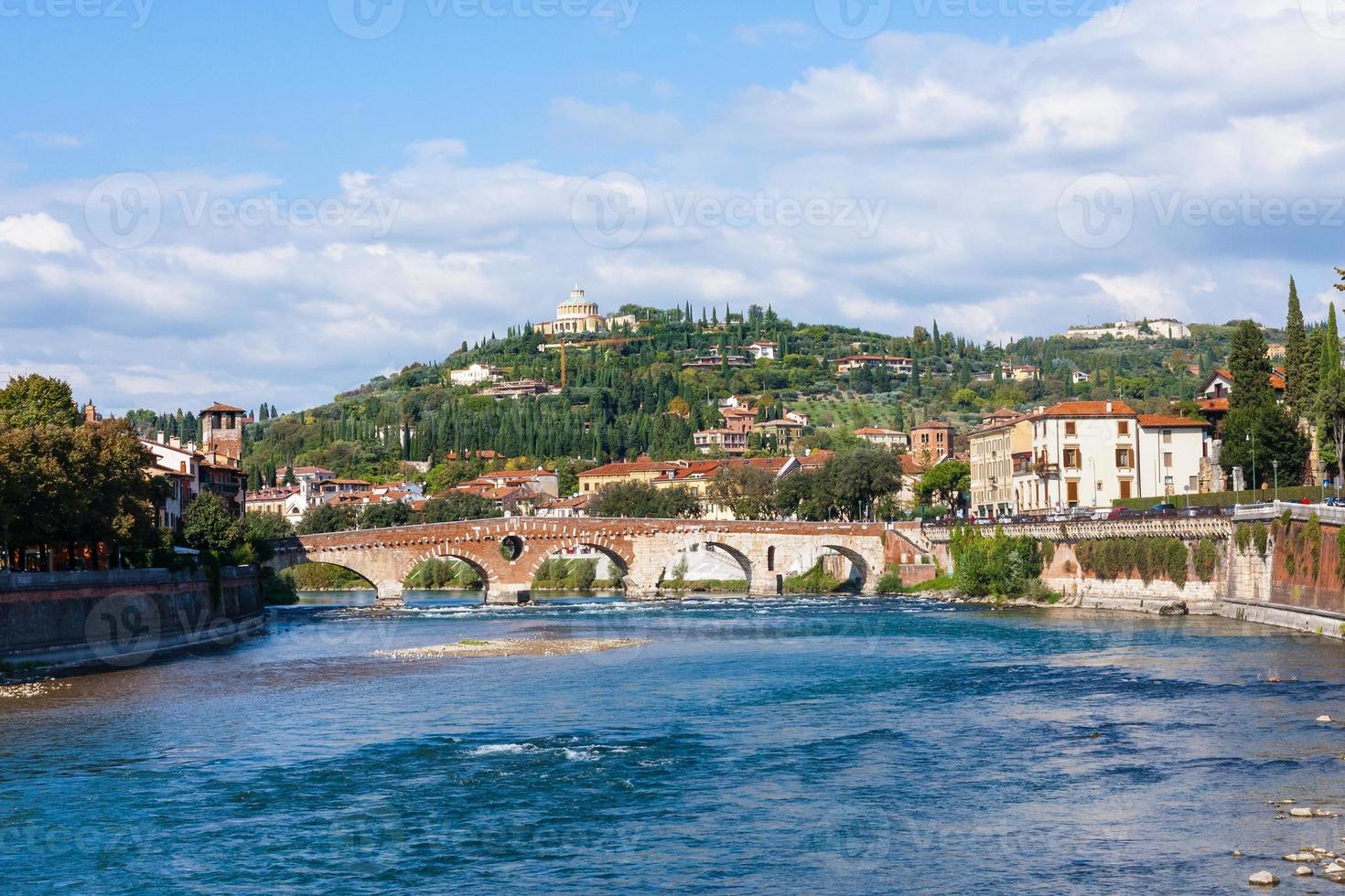 Ponte pietra ponte su adige fiume nel Verona foto
