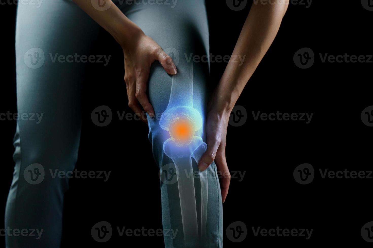 donna detiene sua mani per il ginocchio, dolore nel il ginocchio evidenziato nel blu, medicinale, massaggio concetto. foto