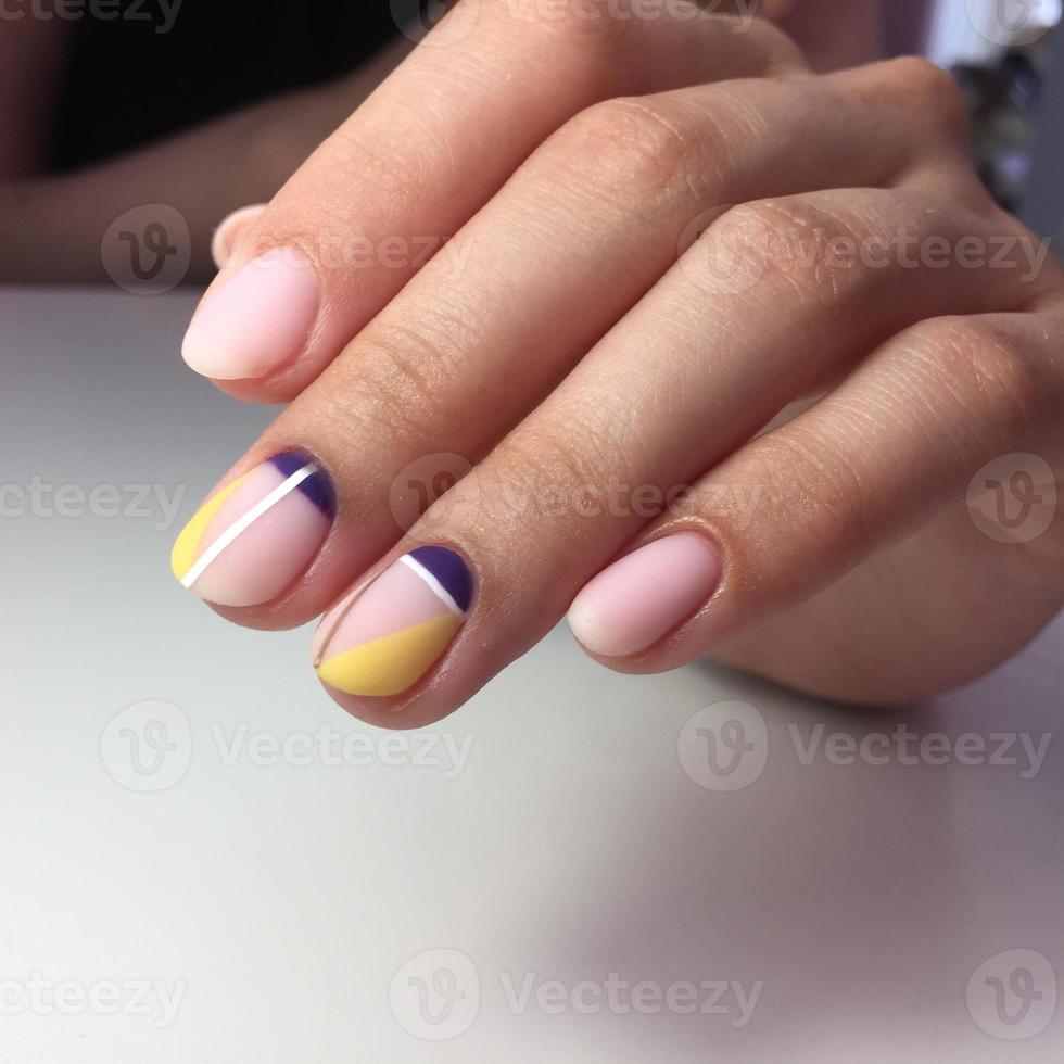 multicolore pastello manicure combinato tono su tono con un' a strisce sfondo.unghia arte. foto