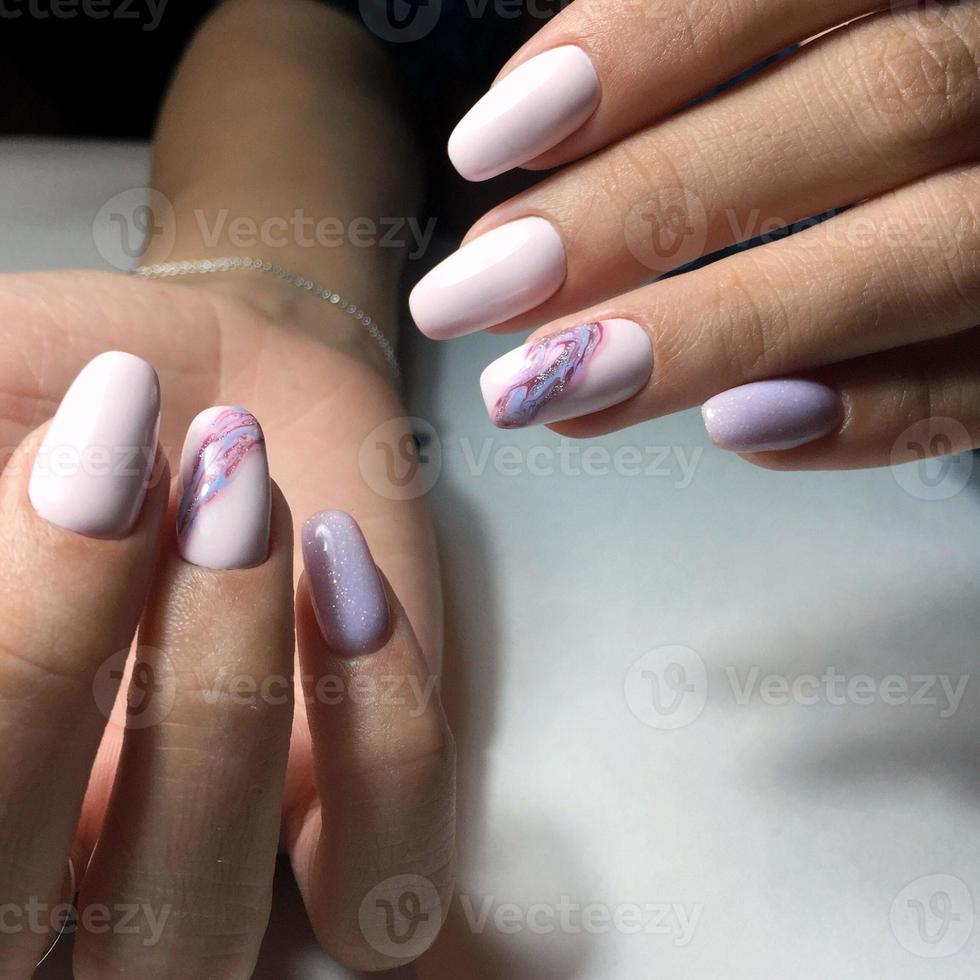 femmina mani con elegante rosa manicure su bianca sfondo foto