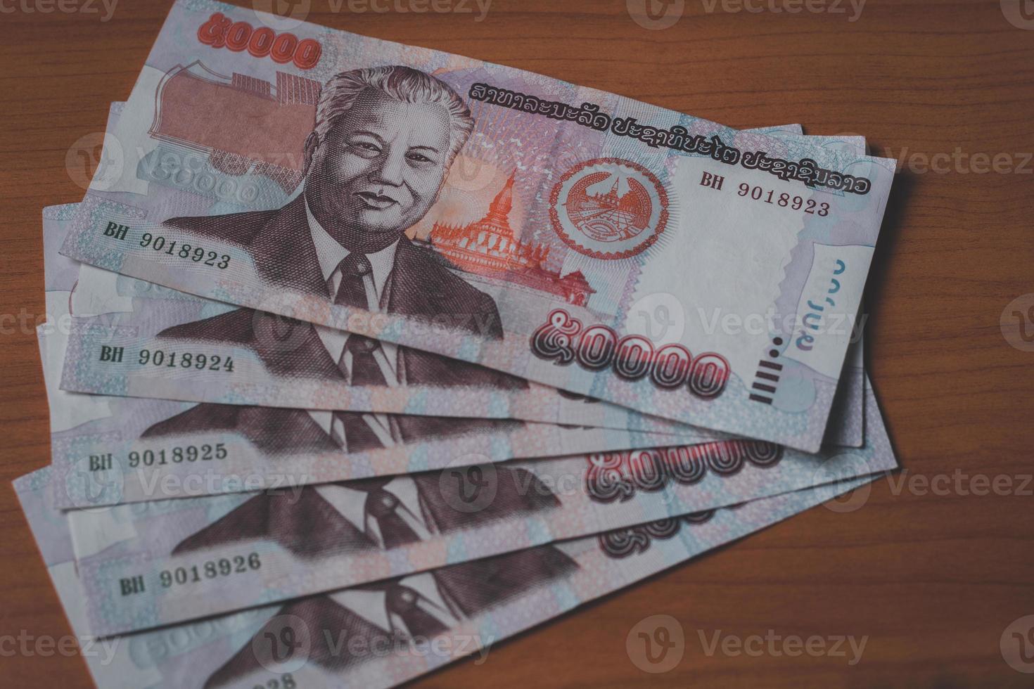 avvicinamento di lao kip Contanti, i soldi e inflazione concetto su il legna sfondo foto