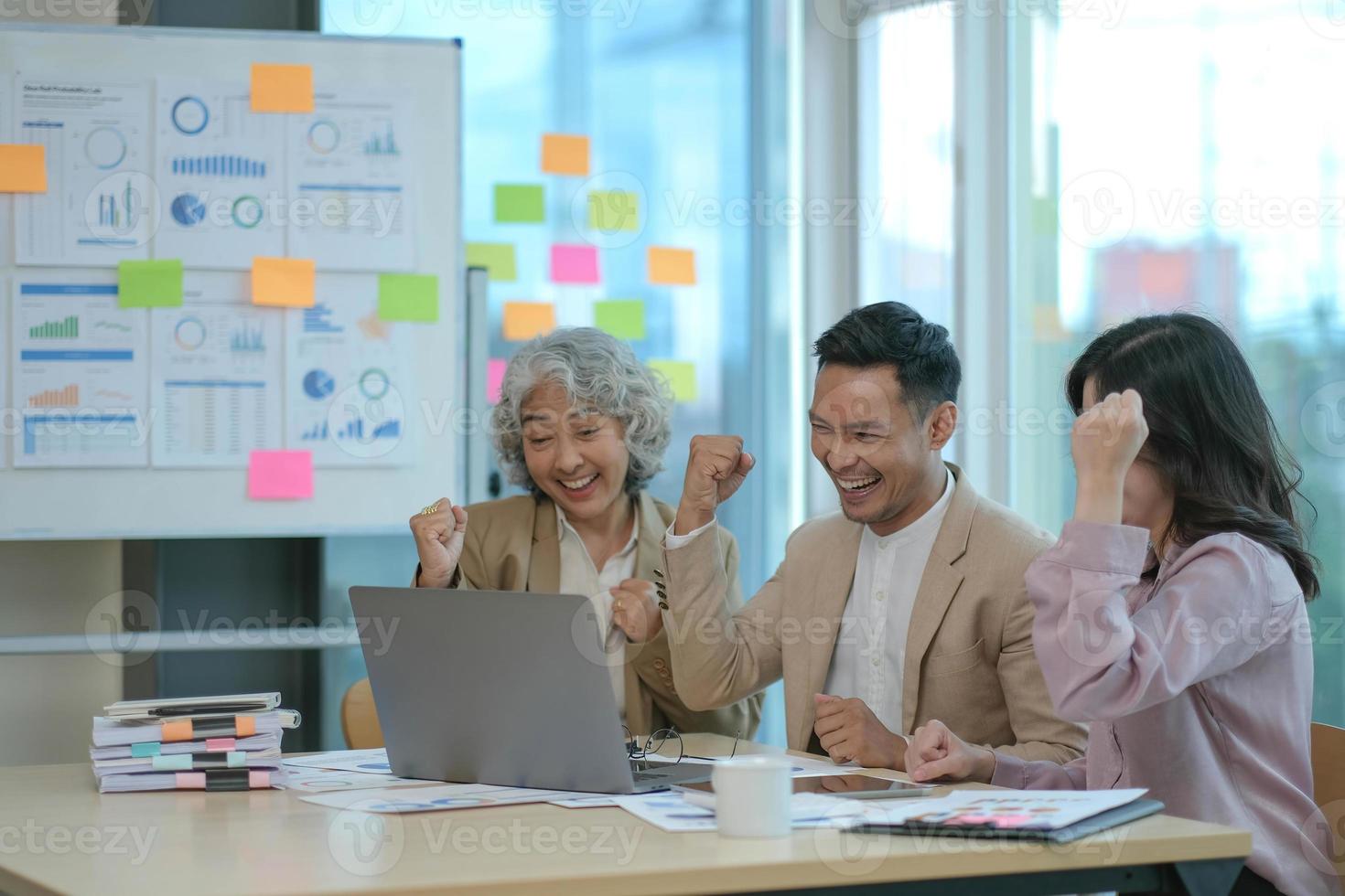 gruppo di giovane collaboratore di uomini d'affari creativi della squadra di affari asiatici in ufficio felice di essere un lavoro di squadra di partnership di successo che celebra il successo e il concetto di successo. foto