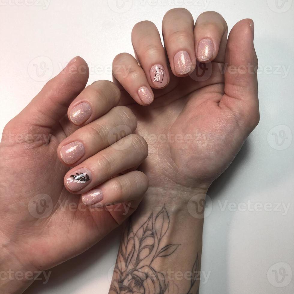 tatuato mano con manicure foto