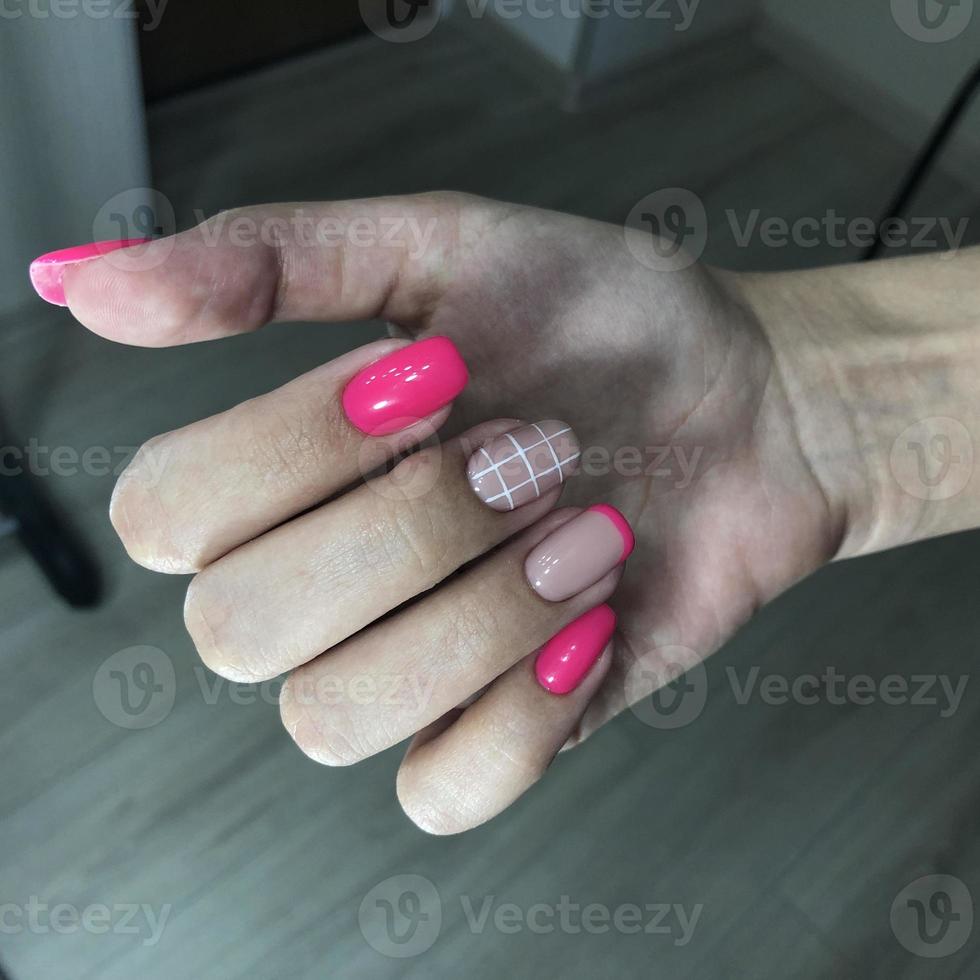 elegante di moda femmina rosa manicure.mani di un' donna con rosa manicure su Chiodi foto