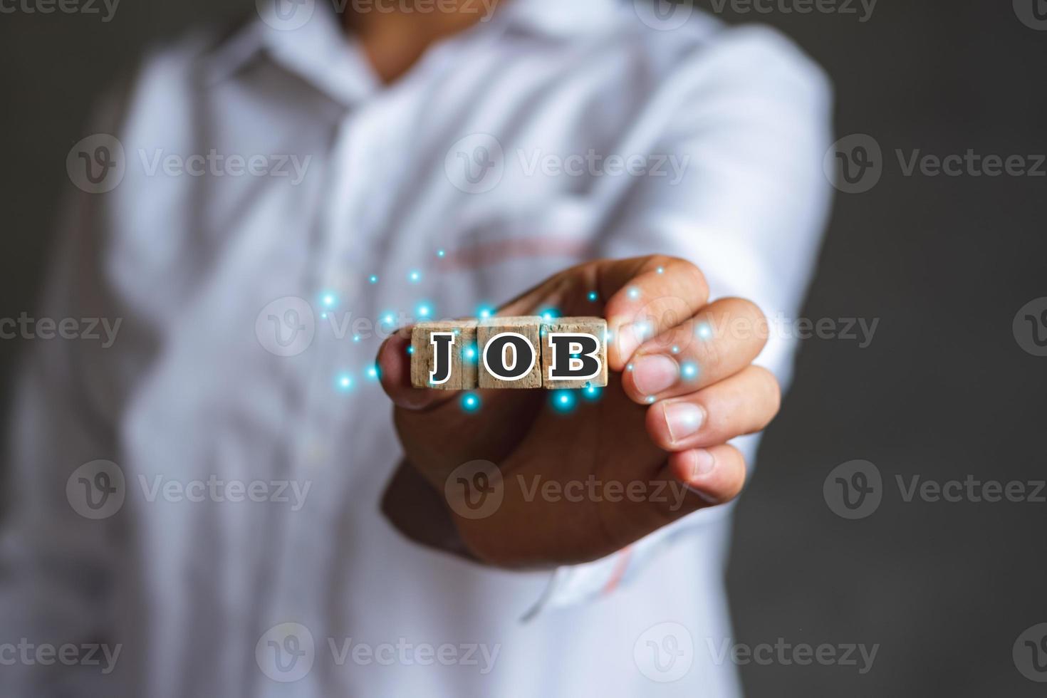 un' uomo d'affari indossare bianca maglietta attraente il legna scatola con lavoro testo, umano risorsa e lavoro offerte di lavoro concetto, computer blu leggero foto