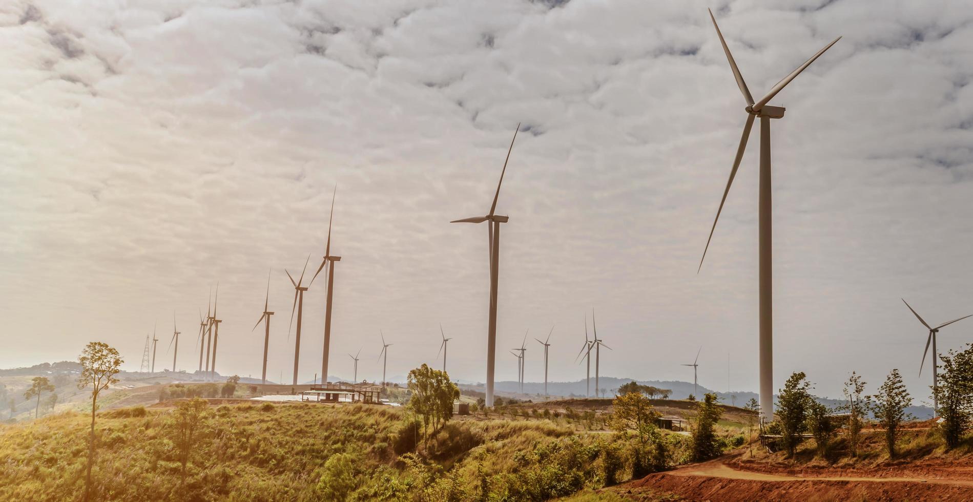 turbine eoliche su una collina. foto