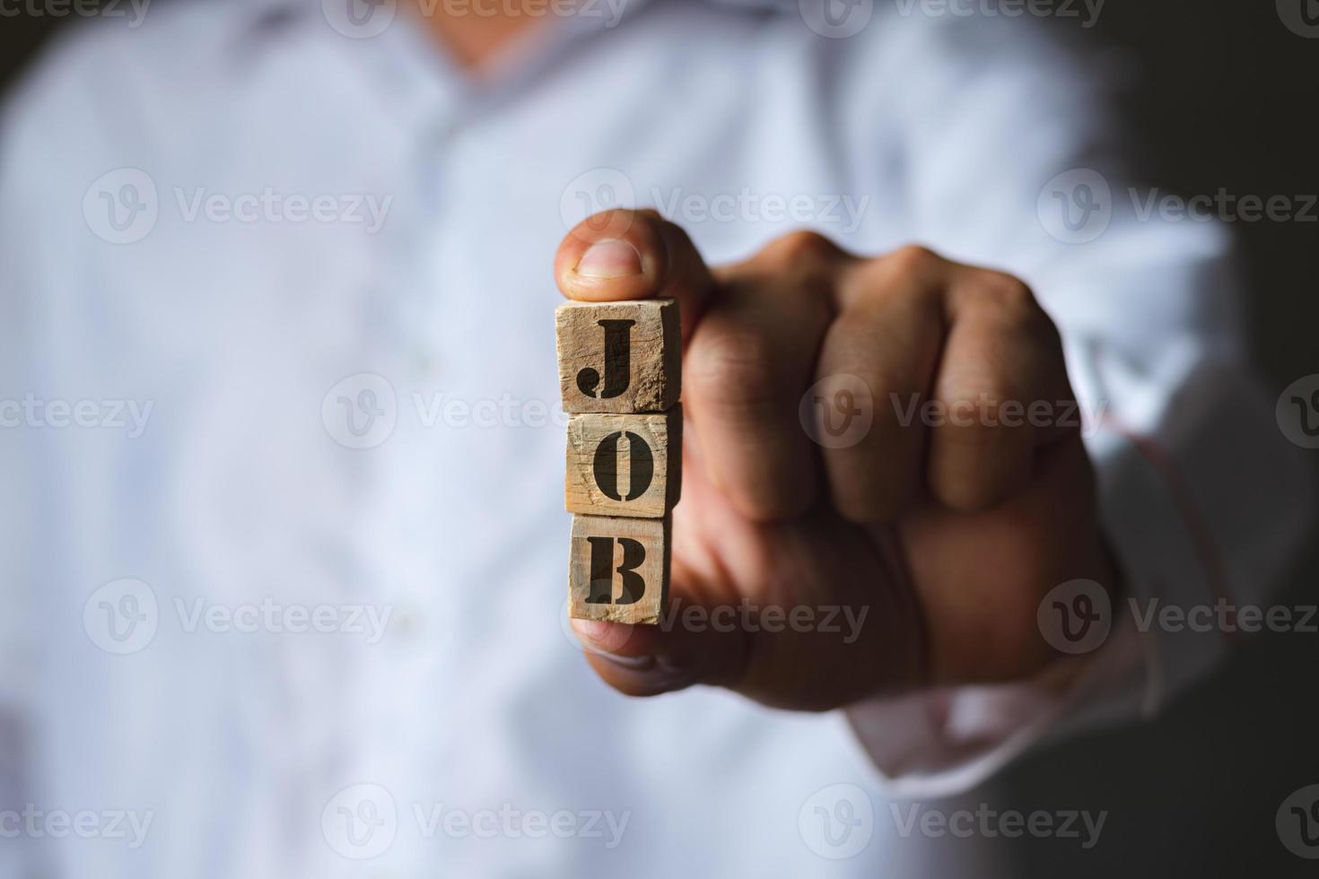 un' uomo d'affari indossare bianca maglietta attraente il legna scatola con lavoro testo, umano risorsa e lavoro offerte di lavoro concetto foto