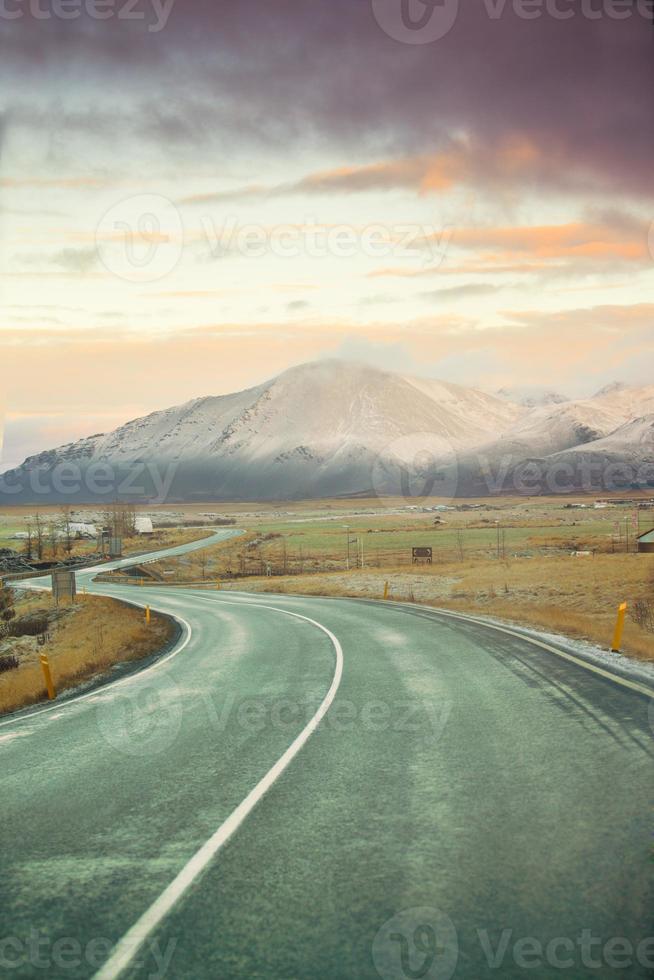 itinerario 1 o squillare strada, o verdura, un' nazionale strada quello corre in giro Islanda e si connette maggior parte di il abitato parti di il nazione foto