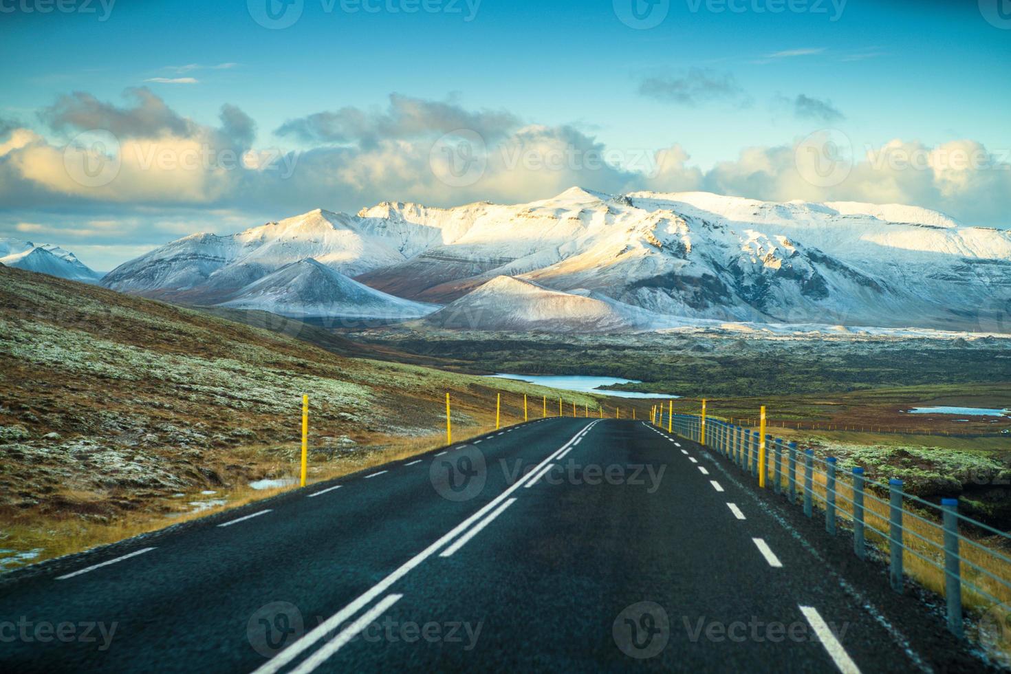 itinerario 1 o squillare strada, o verdura, un' nazionale strada quello corre in giro Islanda e si connette maggior parte di il abitato parti di il nazione foto