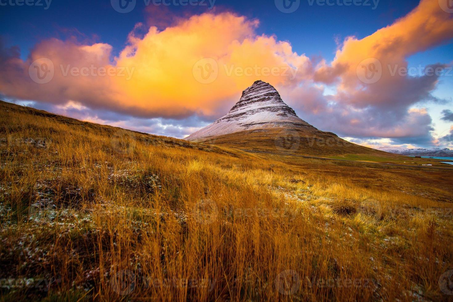 Kirkjufell, Chiesa montagna nel islandese, un' 463 m alto montagna su il nord costa di dell'islanda Snaefellsnes penisola, vicino il cittadina di grundarfjörður, Islanda foto