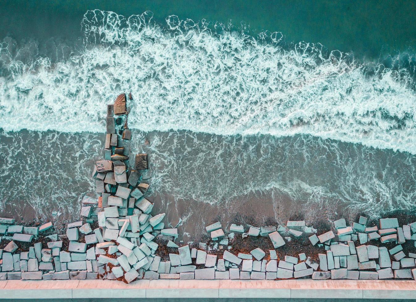 fotografia aerea di mattoni di pietra in riva al mare foto