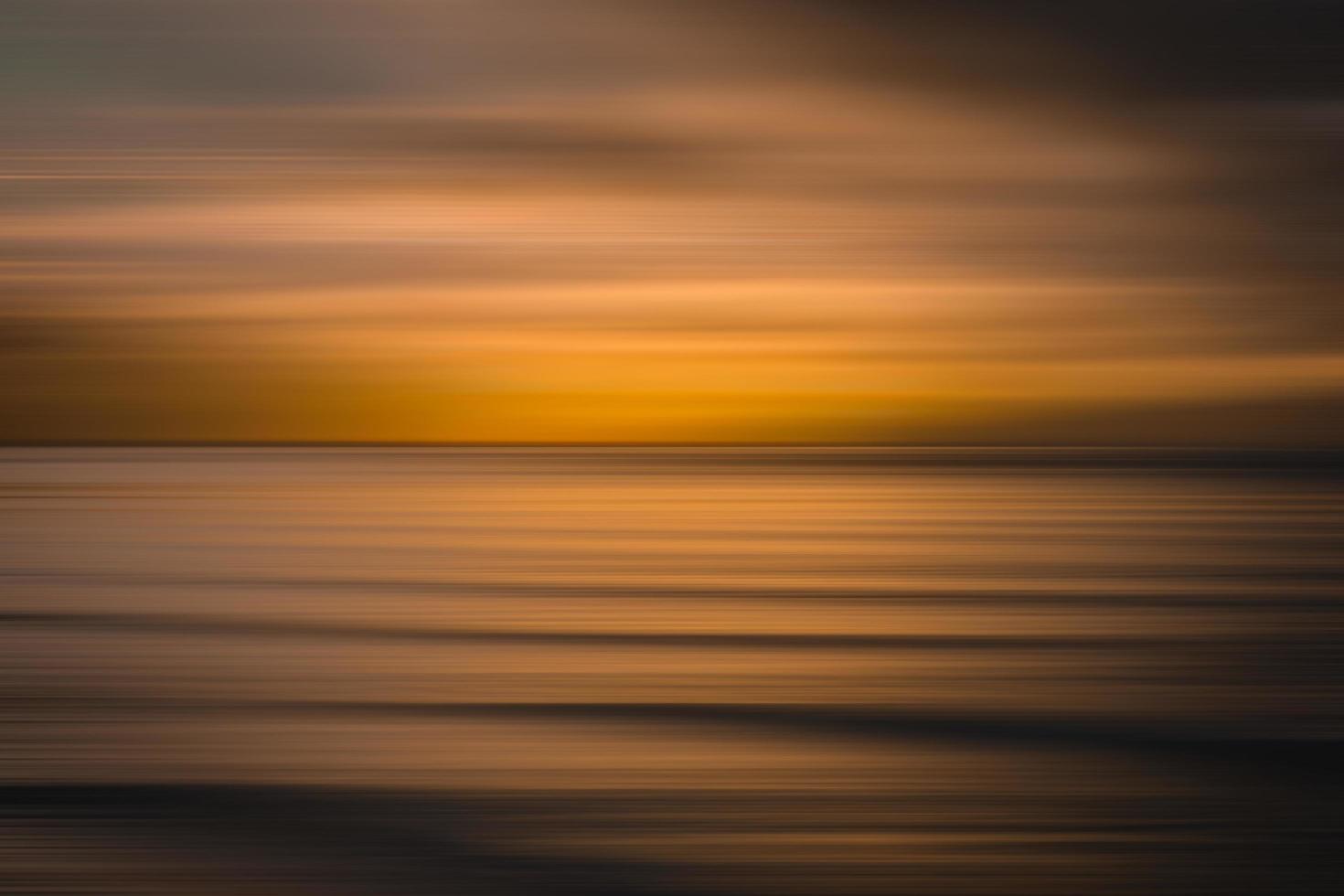 calmo specchio d'acqua durante l'ora d'oro foto