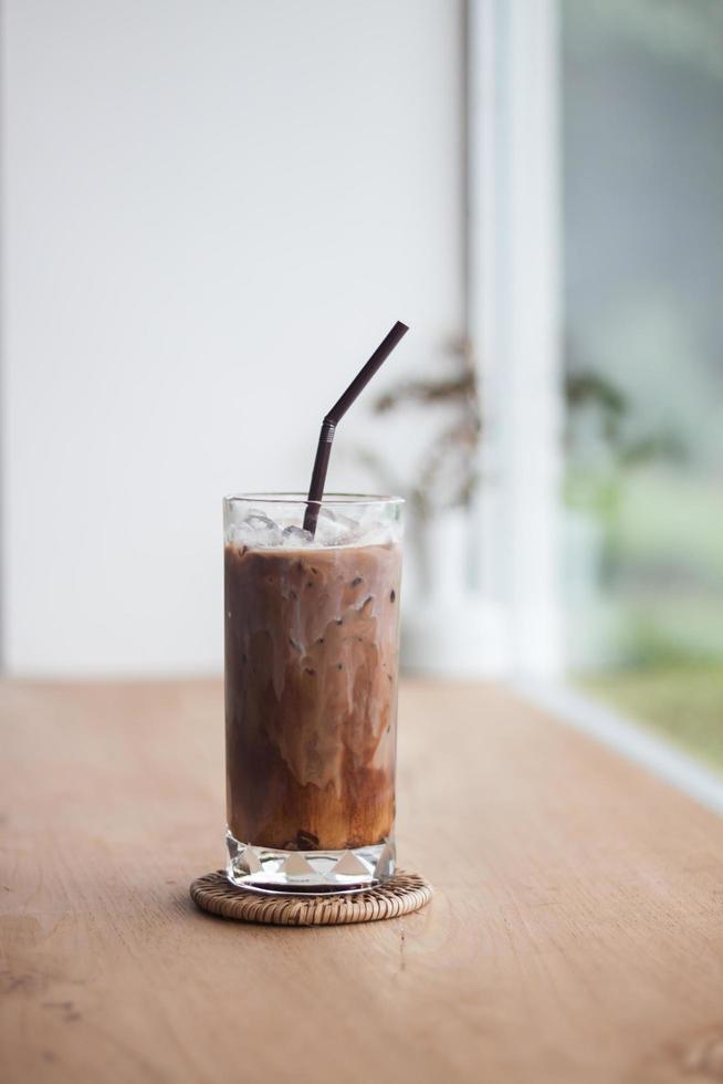 caffè ghiacciato sul tavolo di legno foto