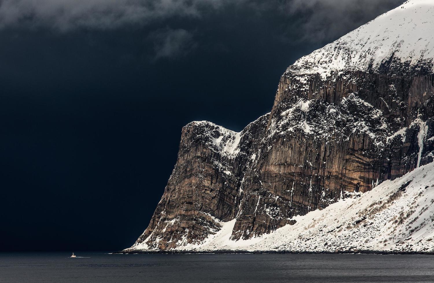 montagna costiera coperta di neve foto