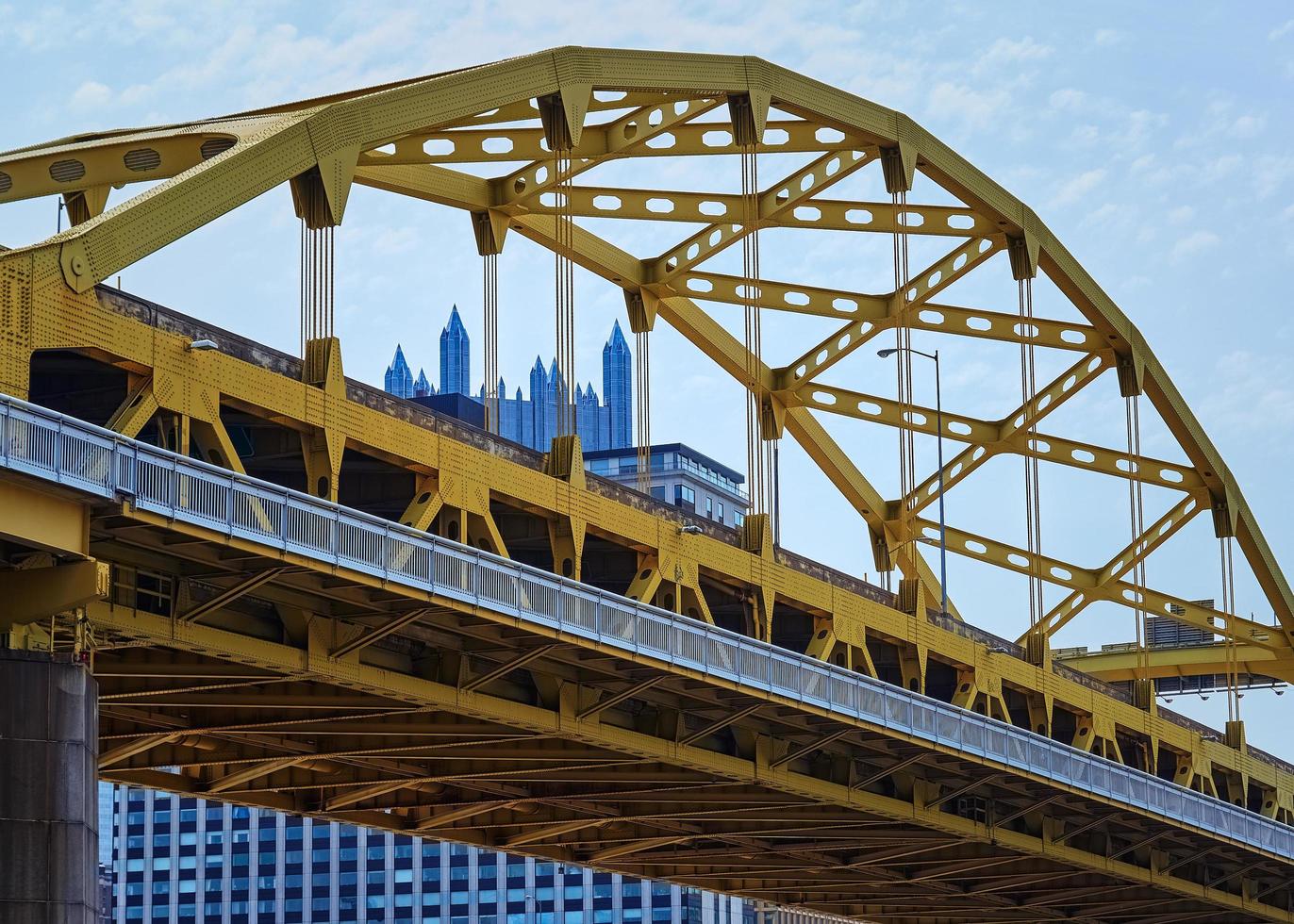 ponte in metallo giallo foto