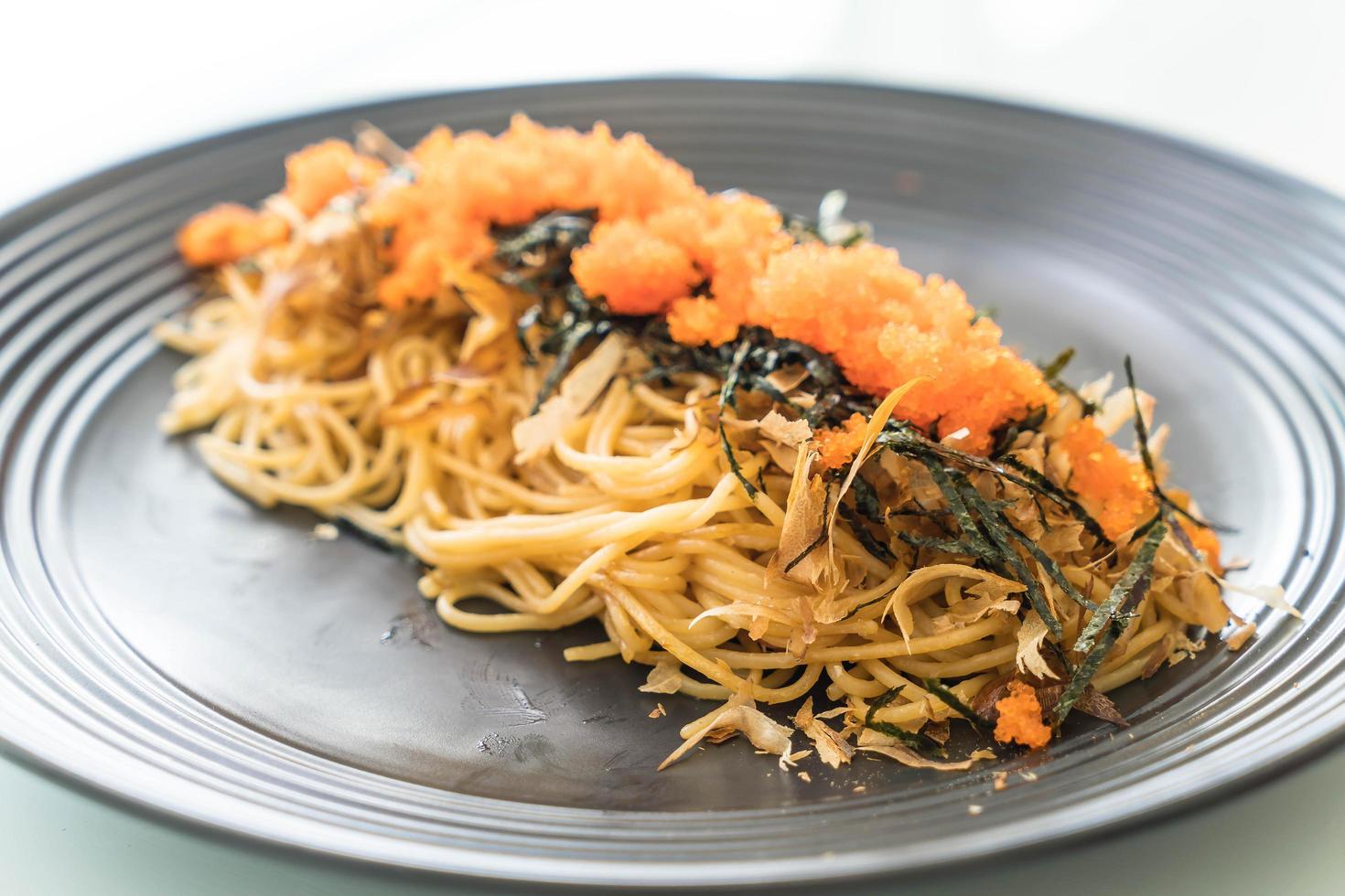 piatto di pasta e tobiko fusion foto