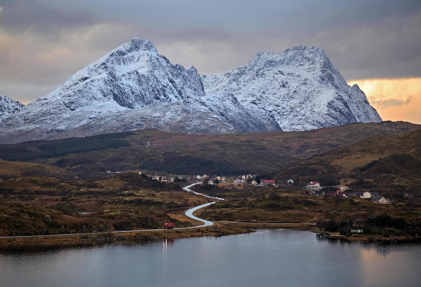 strada tortuosa vicino alla montagna e al lago foto