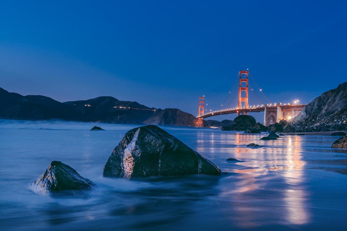 lunga esposizione del golden gate bridge nelle ore notturne foto