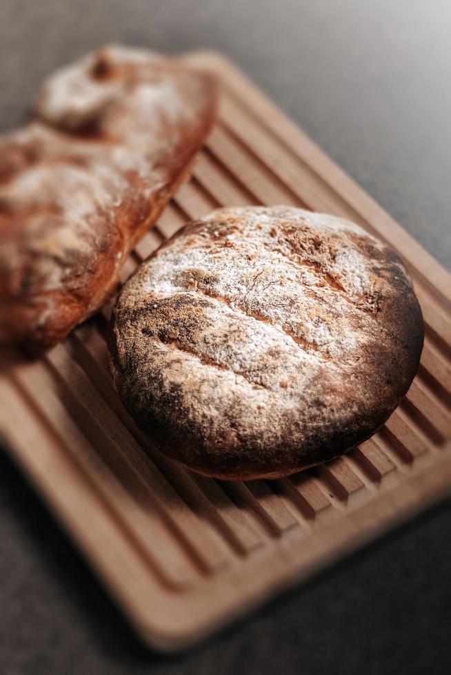 pane cotto sul tagliere foto