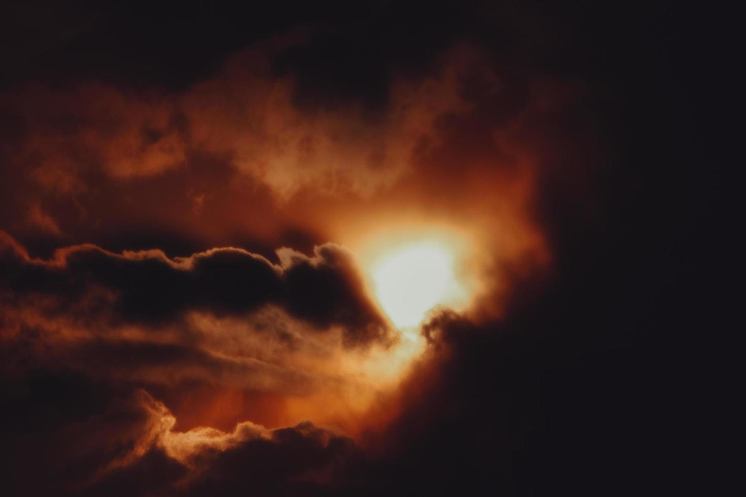 nuvole arancioni e nere durante il tramonto foto