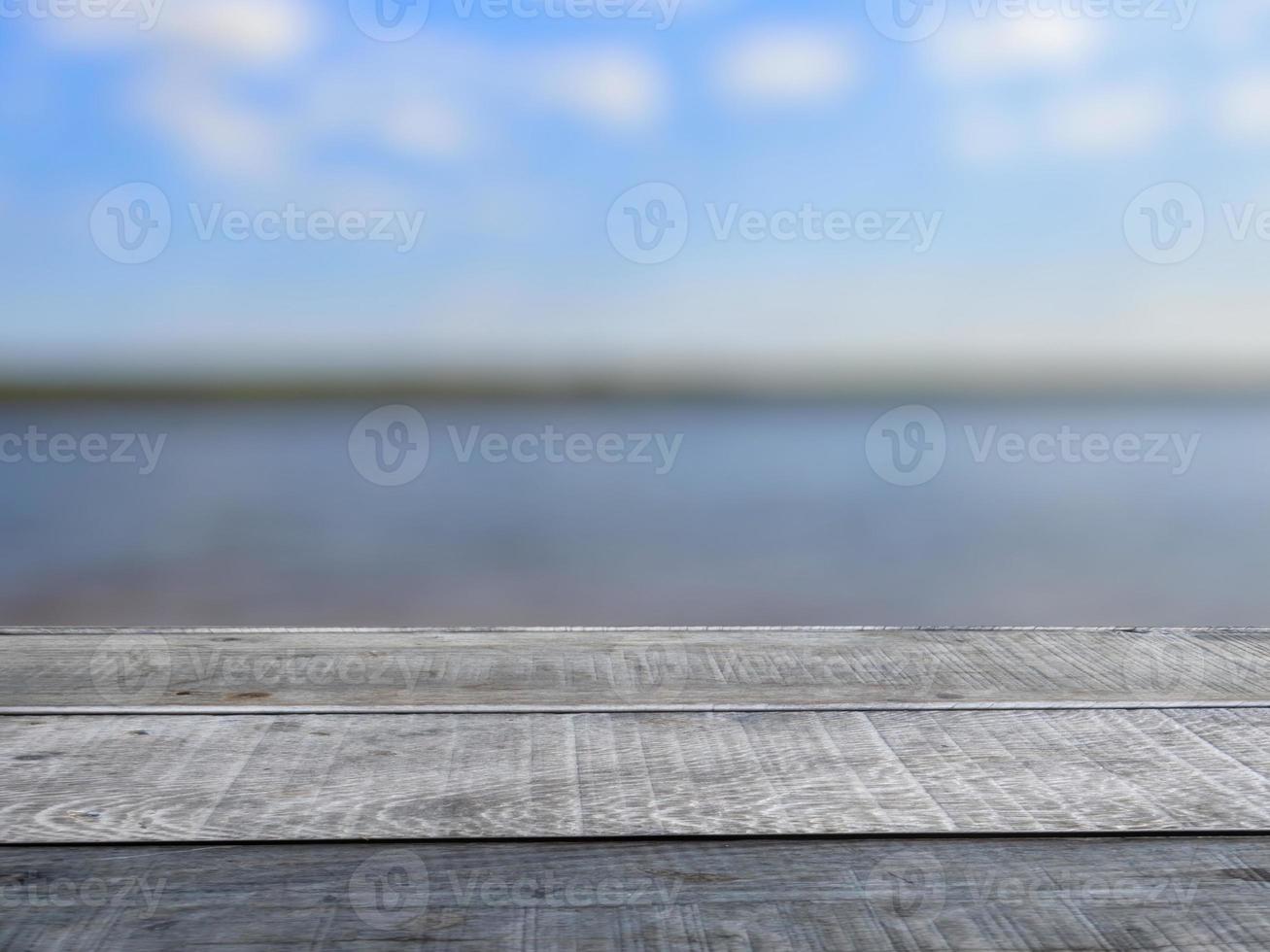 vecchio di legno tavolo ripiano, turchese lago sfocatura sfondo. foto