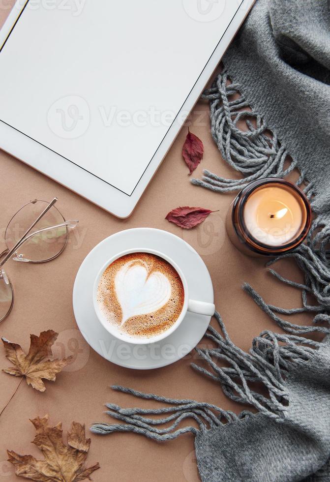 casa posto di lavoro con caffè tazza foto