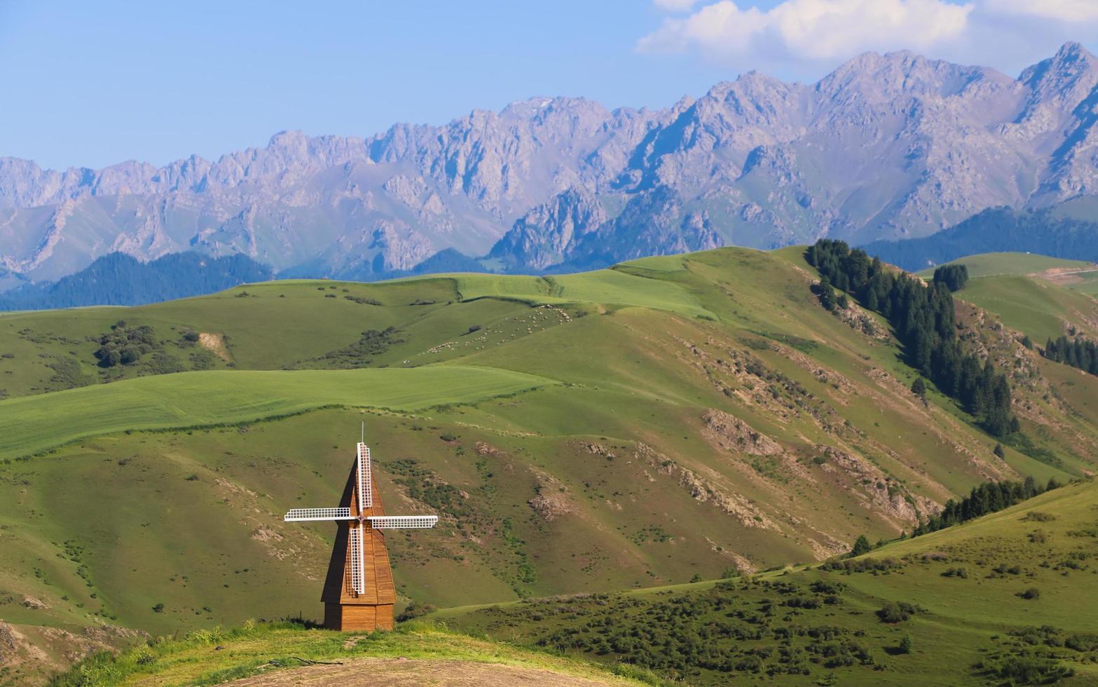 mulino a vento nel mezzo di un campo foto