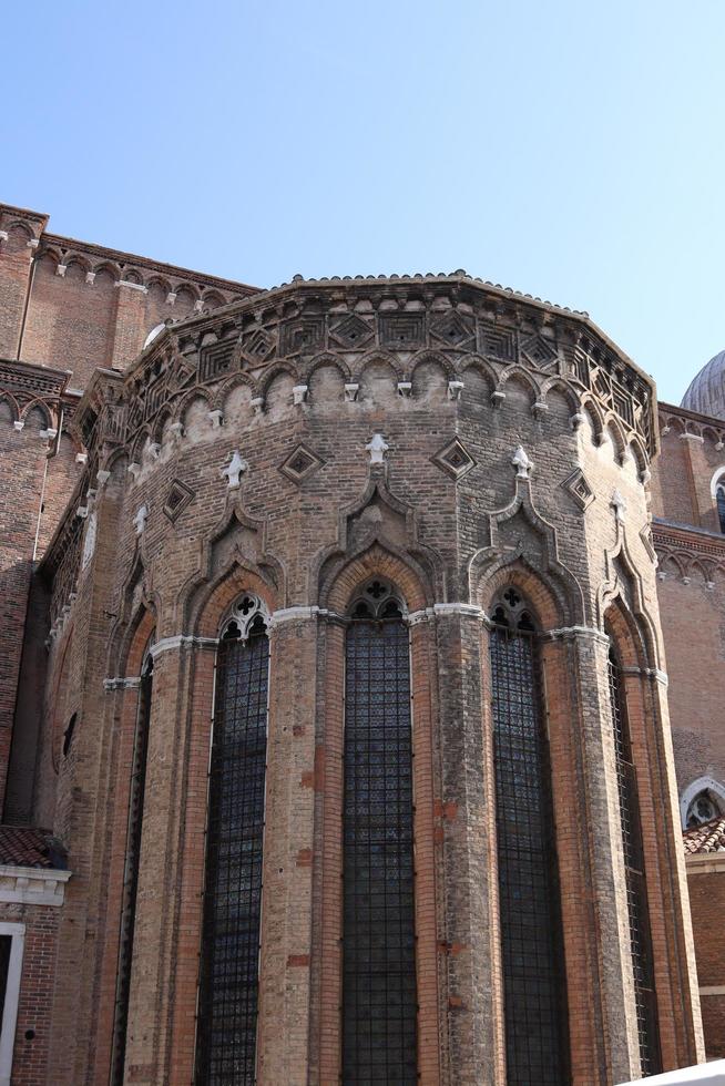 architettonico dettaglio trovato su il grande scuola di santo marco, collocato nel il storico centro di Venezia foto