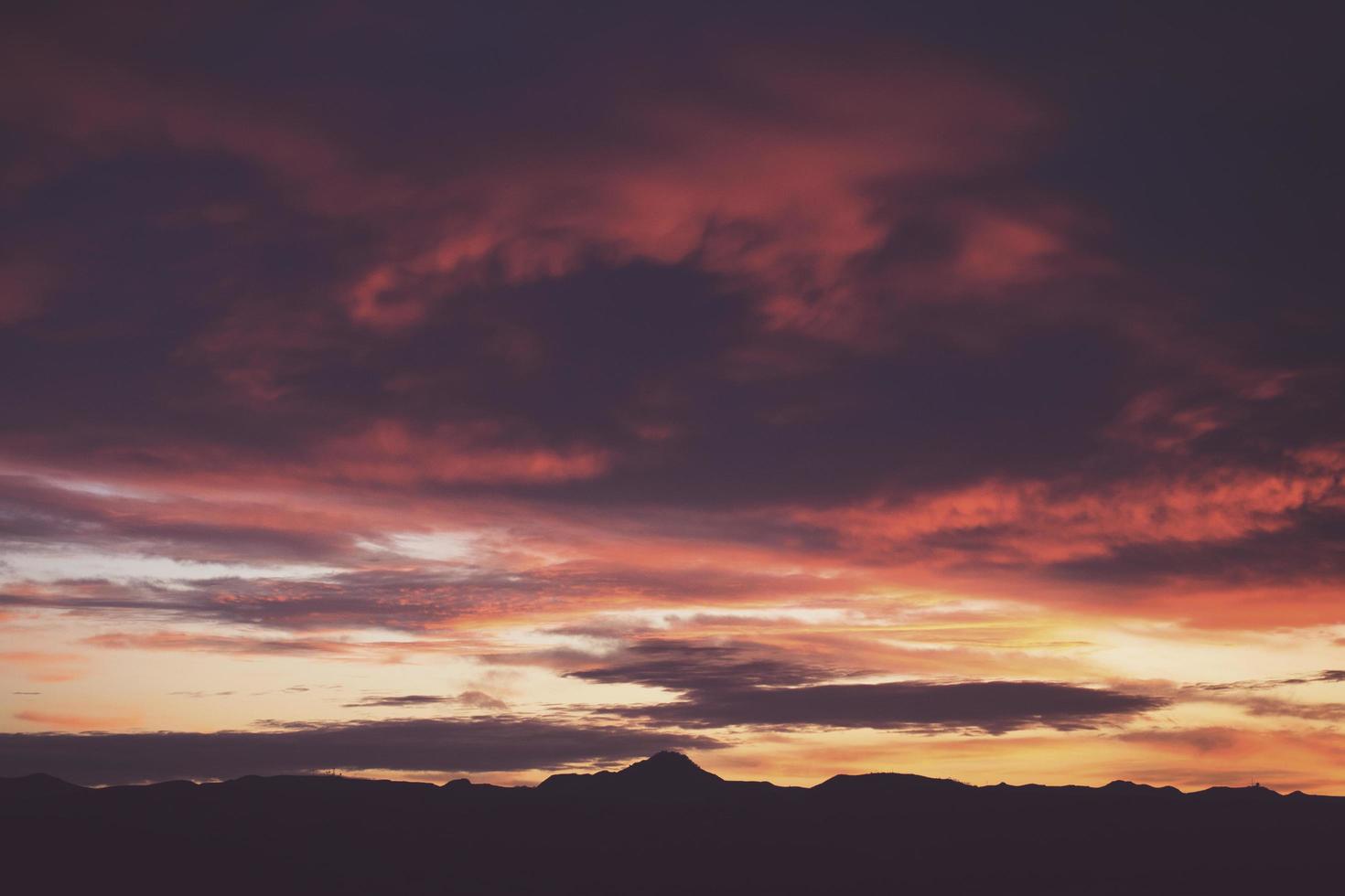 tramonto rosso e viola foto