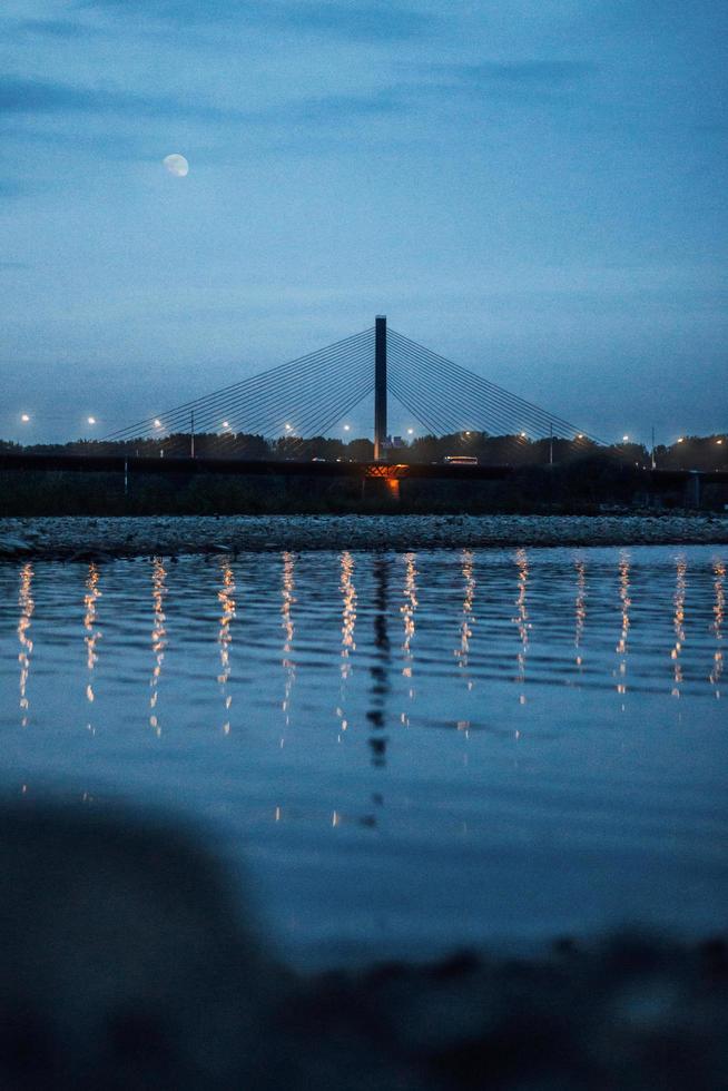 ponte sul mare sotto il cielo blu foto