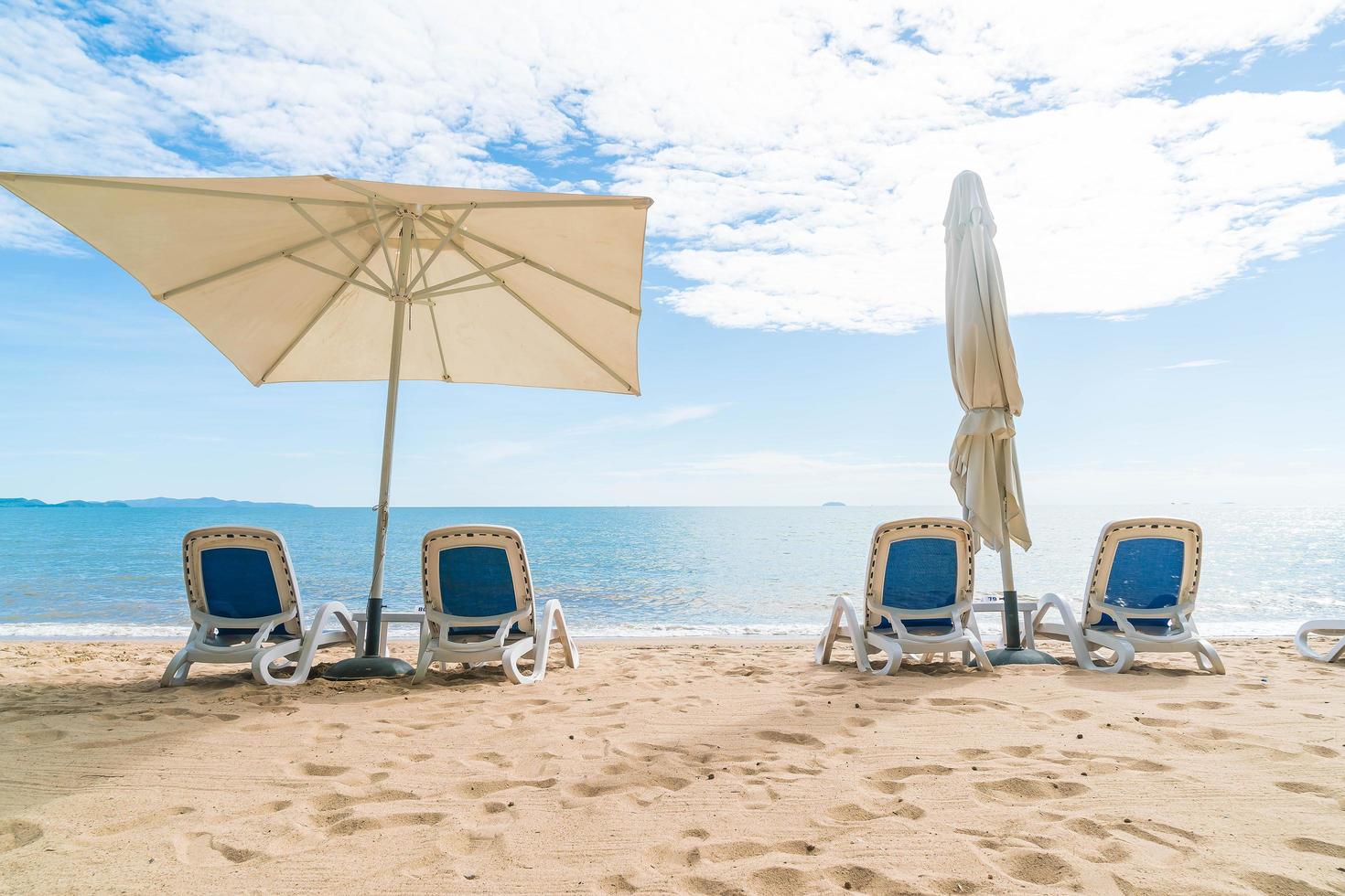 all'aperto con ombrellone e sdraio sulla bellissima spiaggia tropicale e mare foto