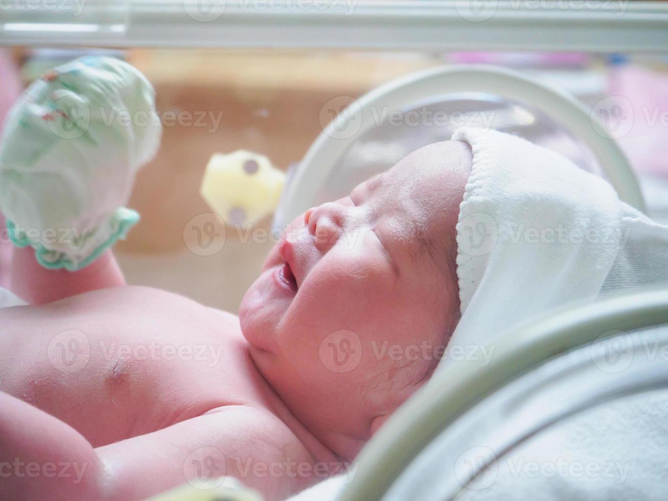 nuovo Nato bambino infantile dormire nel il incubatrice a ospedale foto
