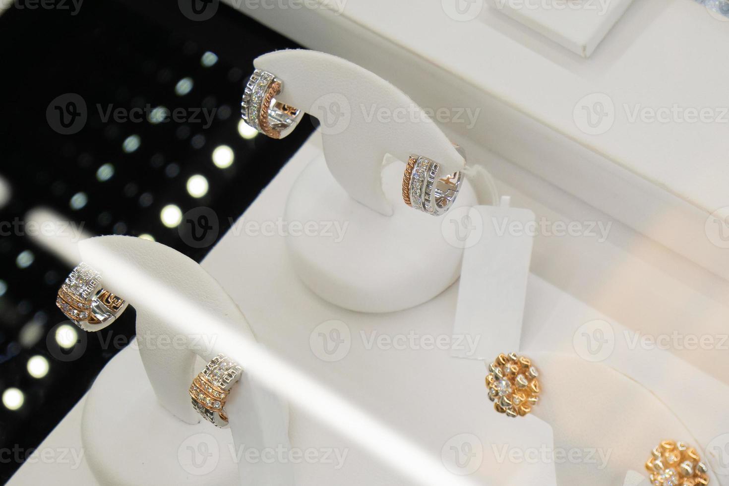 gioielleria diamante orecchini mostrare nel lusso Al dettaglio memorizzare finestra Schermo vetrina foto