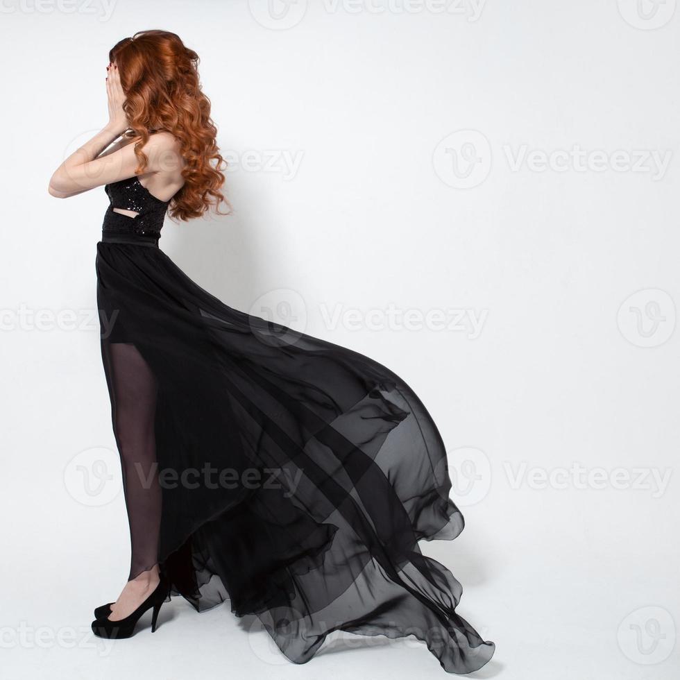 moda donna in svolazzante abito nero. sfondo bianco. foto