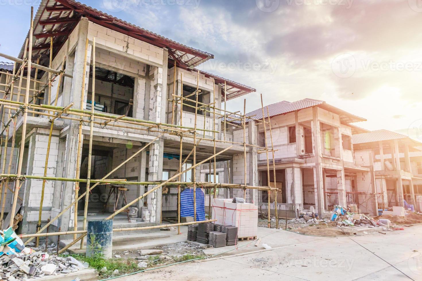 costruzione Residenziale nuovo Casa nel progresso a edificio luogo con nuvole e blu cielo foto