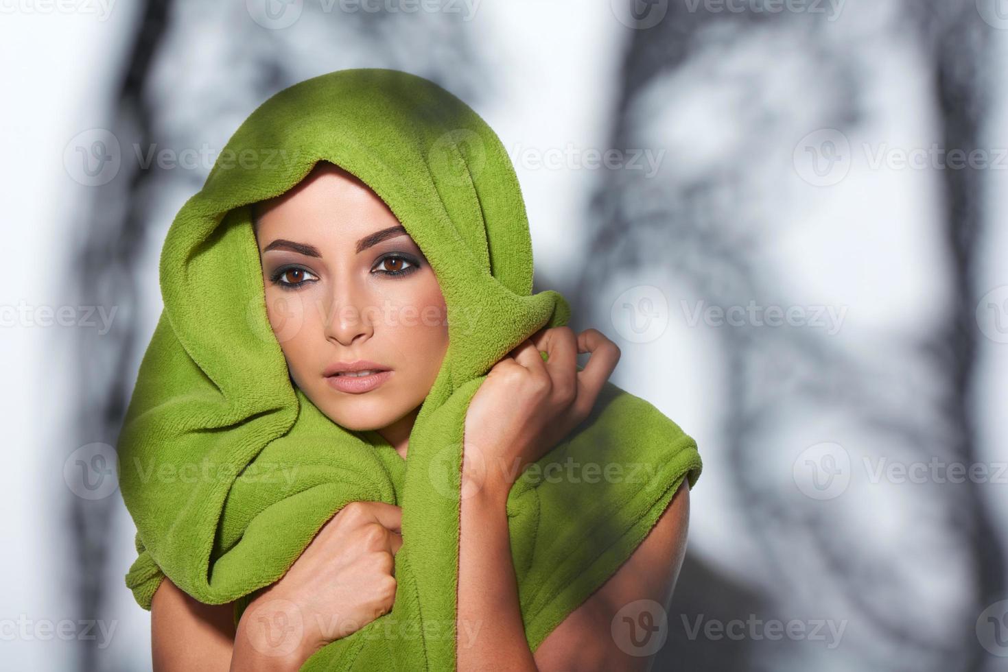 donna con trucco smokey e turbante verde foto