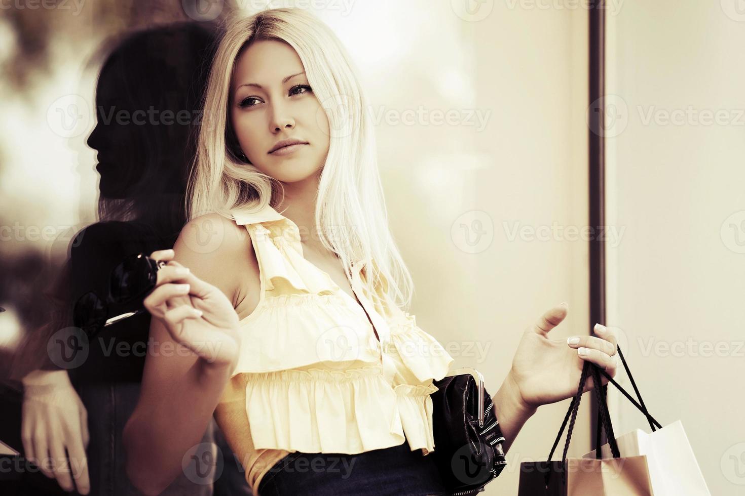 moda giovane donna con borse della spesa alla finestra del centro commerciale foto