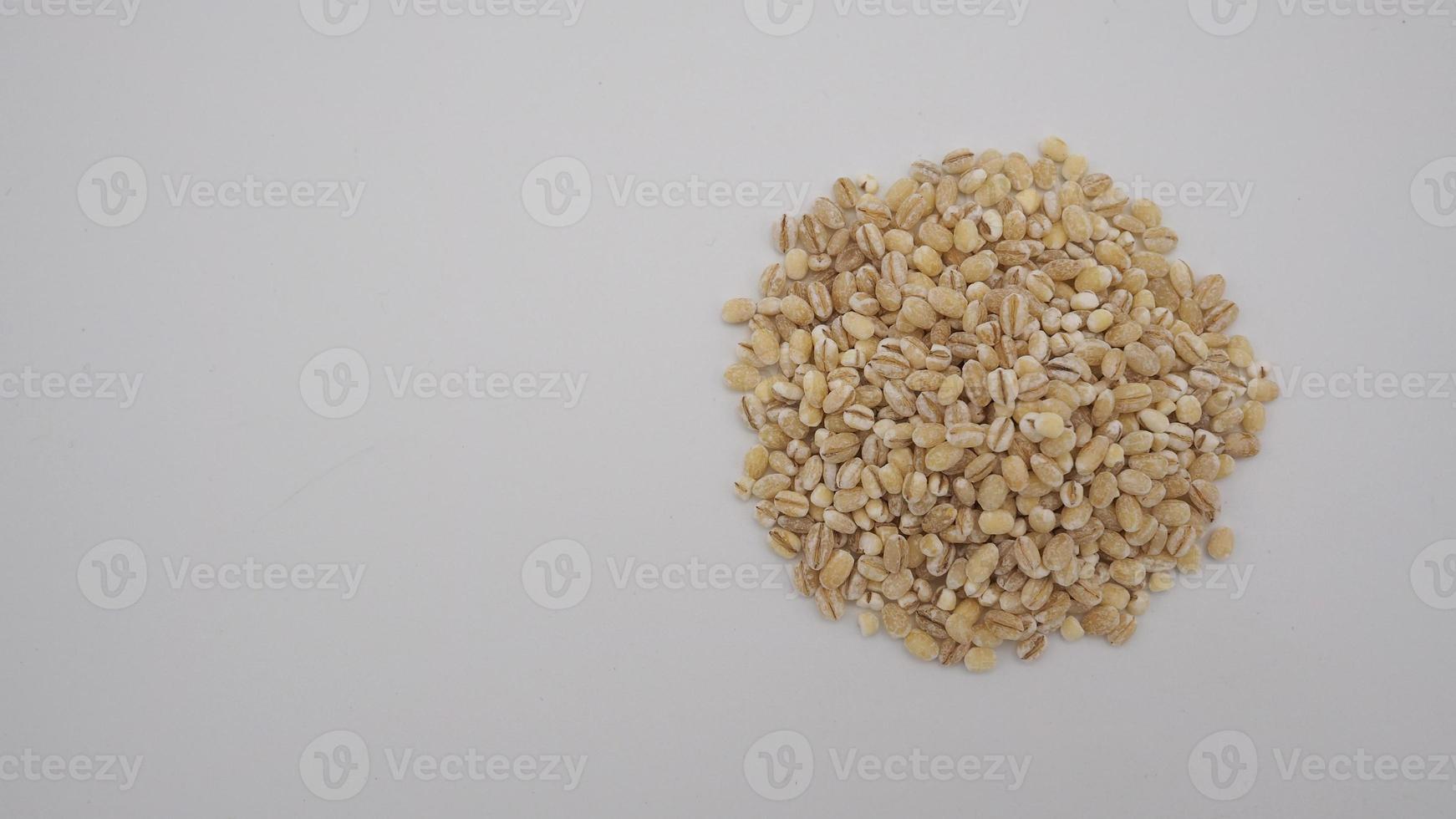 orzo semi su bianca sfondo foto