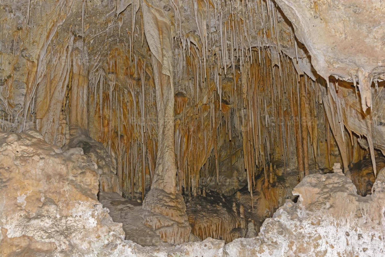 un' pletora di stalattiti nel un' caverna camera foto