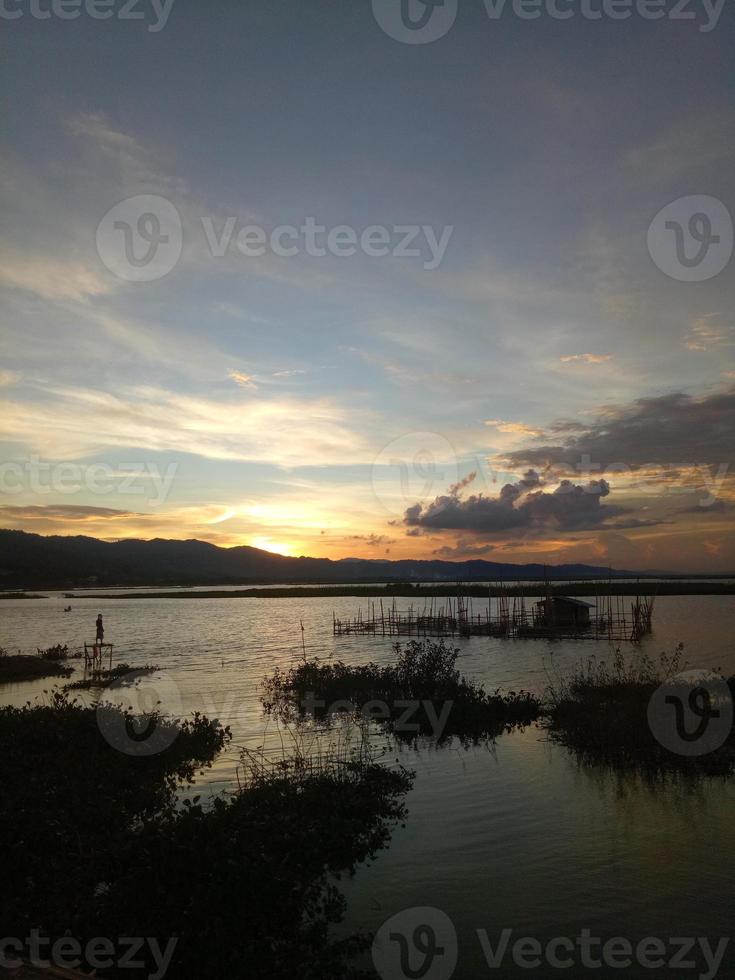 bellissimo lago nel il pomeriggio foto