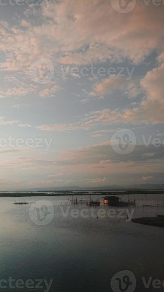 bellissimo lago nel il pomeriggio foto