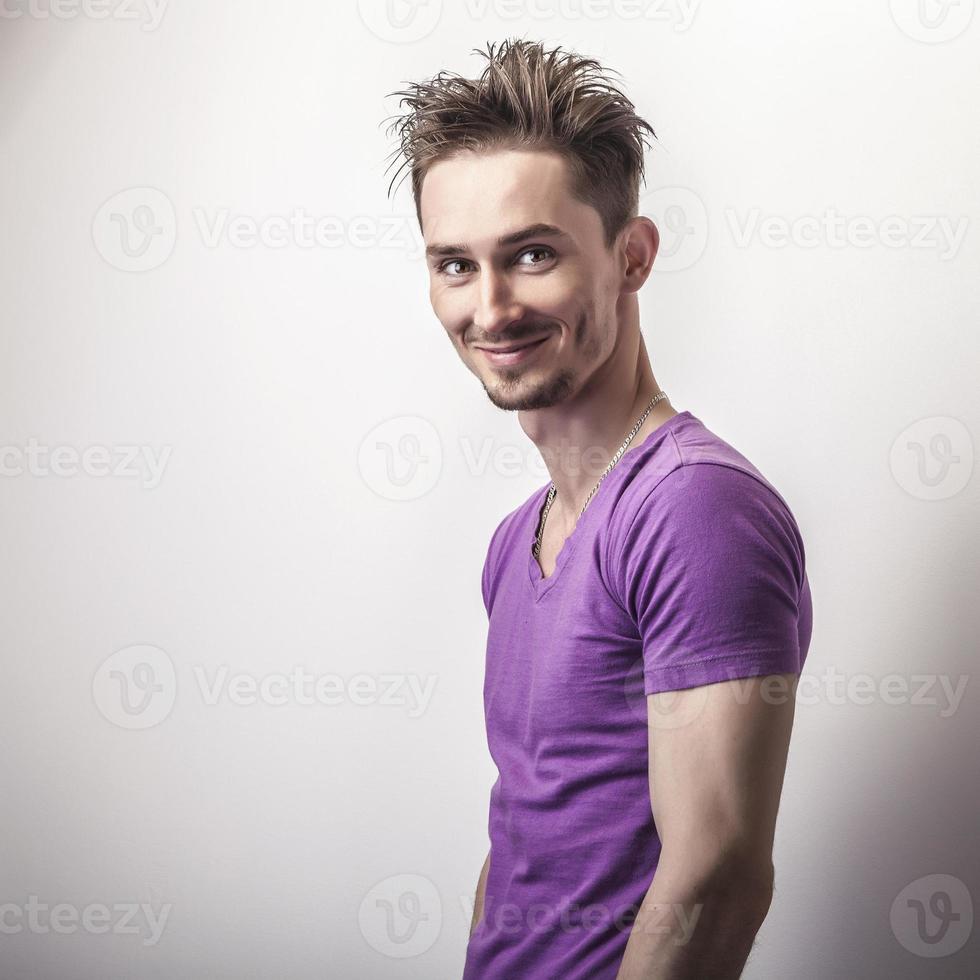 giovane uomo bello in maglietta viola. foto
